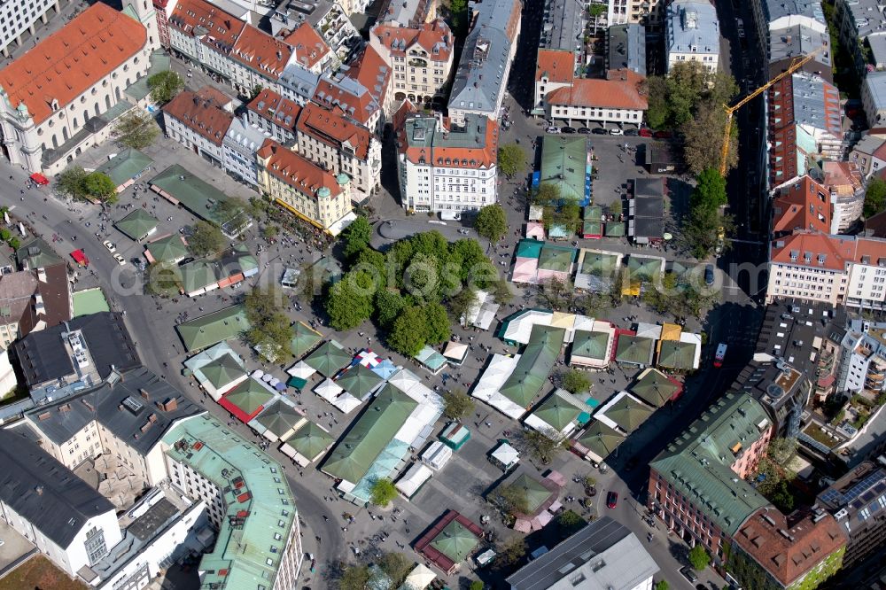 Aerial photograph München - Vending and food stalls and trading booths on the Viktualienmarkt in the old town in Munich in the state Bavaria, Germany