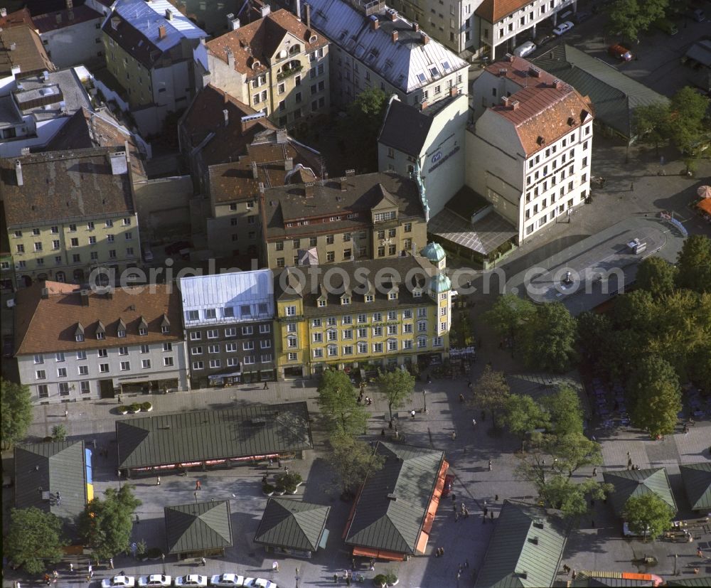 Aerial photograph München - Sale and food stands and trade stalls in the market place on Viktualienmarkt in Munich in the state Bavaria, Germany