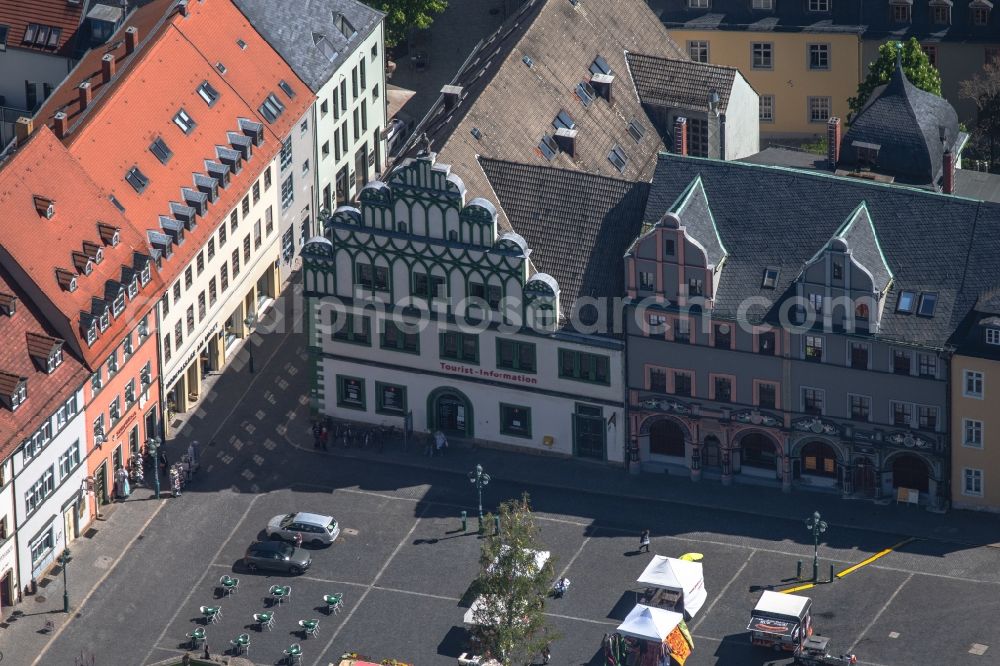 Aerial photograph Weimar - Sale and food stands and trade stalls in the market place with the Weimarer Stadthaus on Markt in Weimar in the state Thuringia, Germany