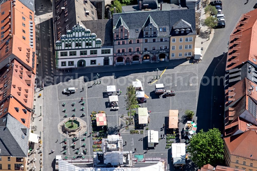 Aerial photograph Weimar - Sale and food stands and trade stalls in the market place with the Weimarer Stadthaus on Markt in Weimar in the state Thuringia, Germany