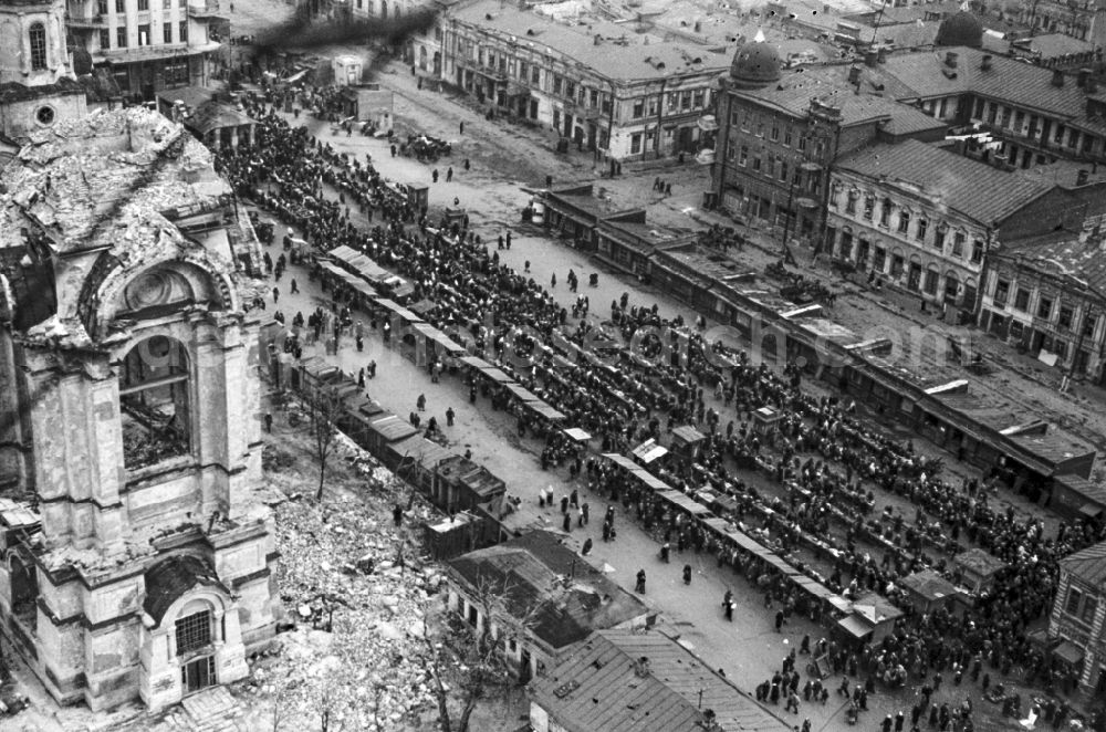 Aerial photograph Rostow am Don - Sale and food stands and trade stalls in the market place in World War II in Rostov in Oblast Rostow, Russia