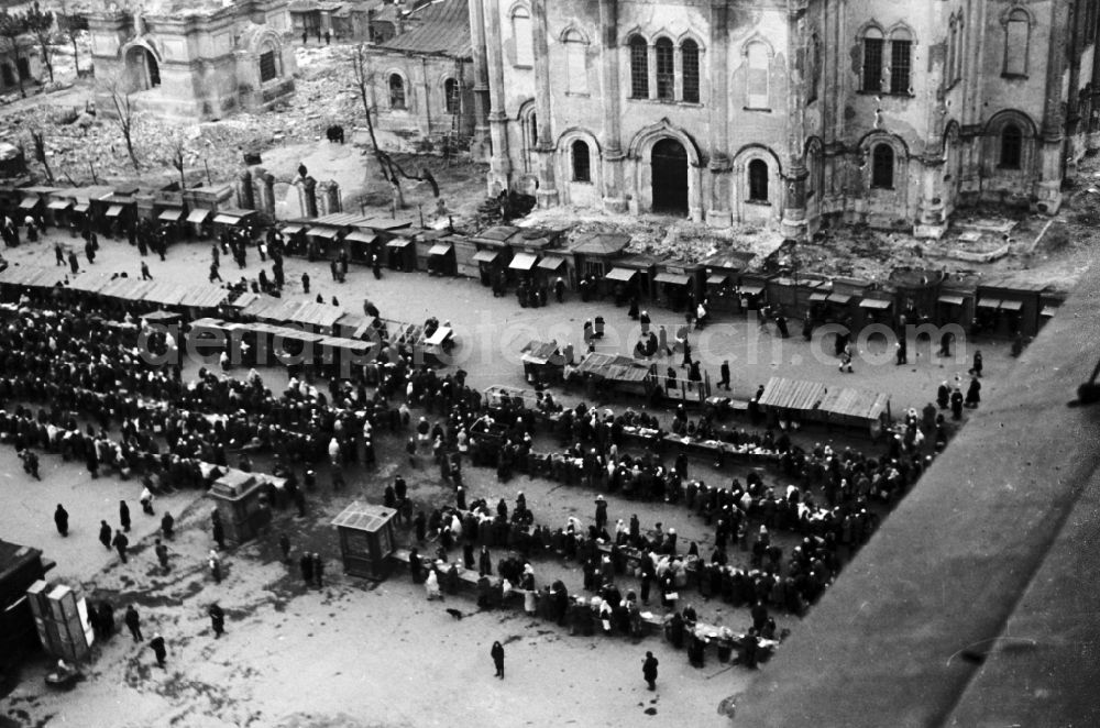 Rostow am Don from the bird's eye view: Sale and food stands and trade stalls in the market place in World War II in Rostov in Oblast Rostow, Russia