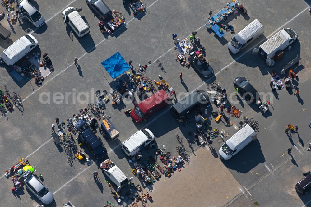 Braunschweig from above - Stalls and visitors to the flea market on street Hamburger Strasse in the district Nordstadt in Brunswick in the state Lower Saxony, Germany
