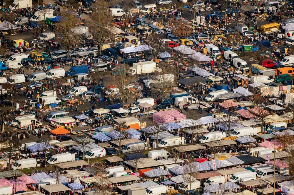 Aerial image Gelsenkirchen - Stalls and visitors to the flea market in Gelsenkirchen in the state North Rhine-Westphalia, Germany