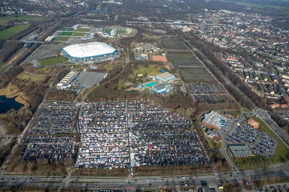 Gelsenkirchen from the bird's eye view: Stalls and visitors to the flea market in Gelsenkirchen in the state North Rhine-Westphalia, Germany