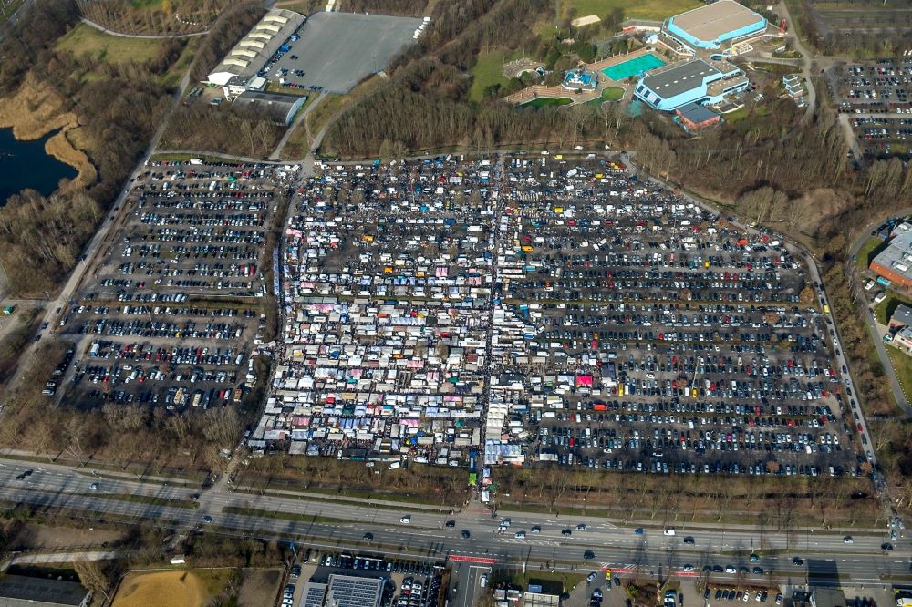 Aerial image Gelsenkirchen - Stalls and visitors to the flea market in Gelsenkirchen in the state North Rhine-Westphalia, Germany
