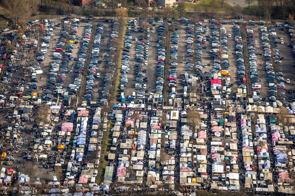 Aerial photograph Gelsenkirchen - Stalls and visitors to the flea market in Gelsenkirchen in the state North Rhine-Westphalia, Germany