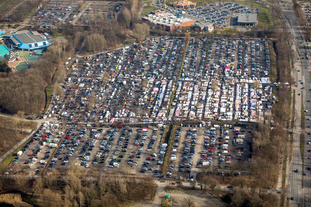 Gelsenkirchen from above - Stalls and visitors to the flea market in Gelsenkirchen in the state North Rhine-Westphalia, Germany