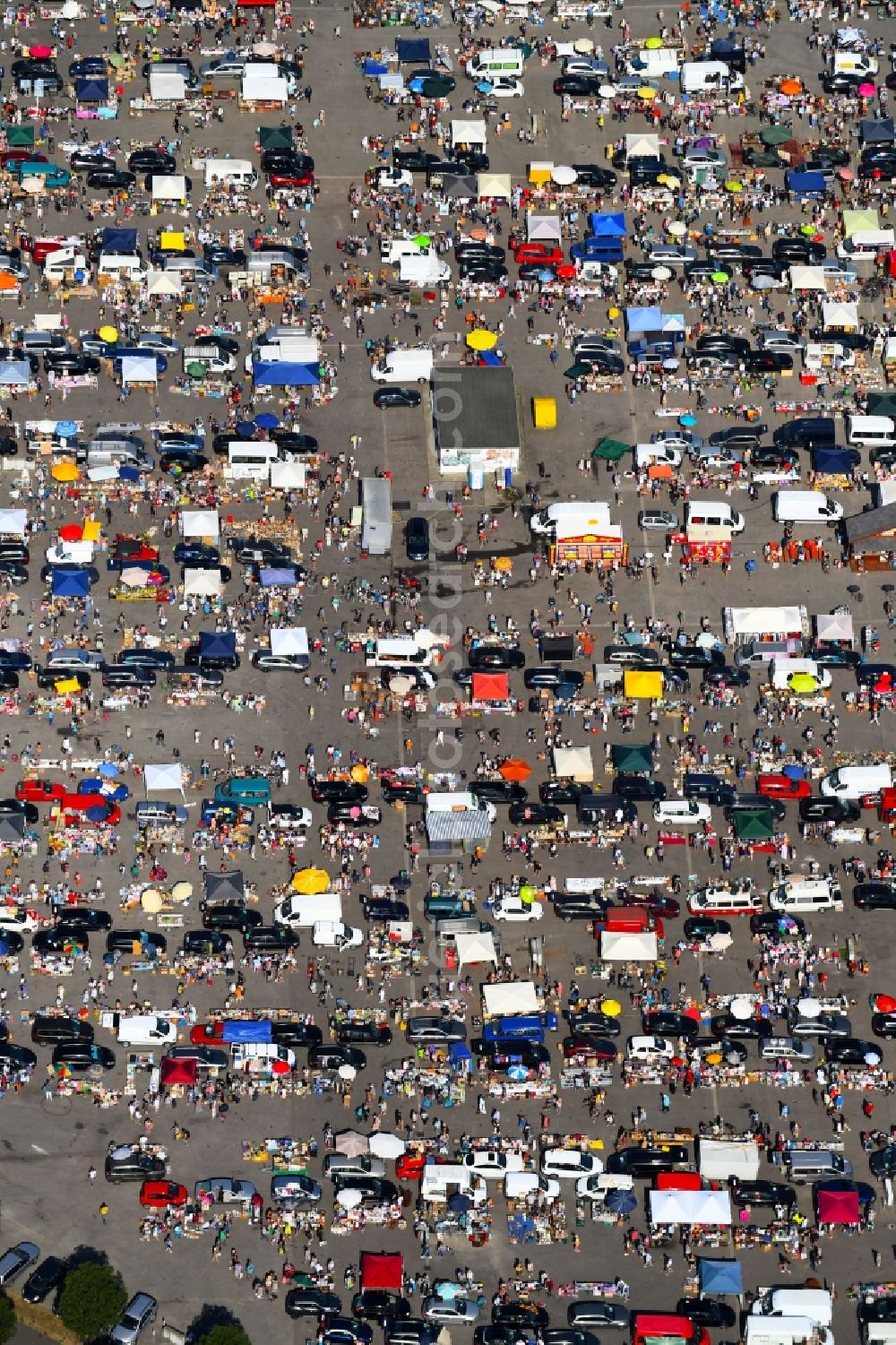 Karlsruhe from above - Stalls and visitors to the flea market on Messplatz on Durlacher Allee in the district Oststadt in Karlsruhe in the state Baden-Wurttemberg, Germany