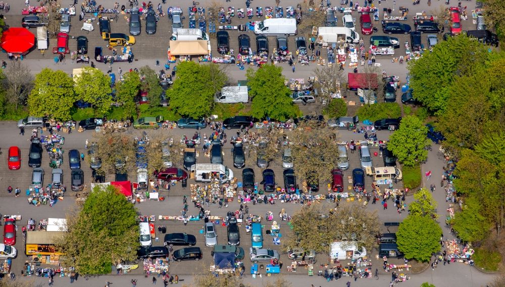 Dortmund from the bird's eye view: Stalls and visitors to the flea market on Emil-Figge-Strasse in the district Hombruch in Dortmund in the state North Rhine-Westphalia