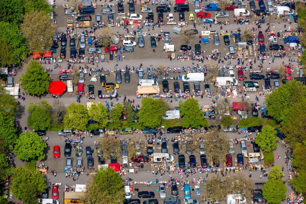 Dortmund from the bird's eye view: Stalls and visitors to the flea market on Emil-Figge-Strasse in the district Hombruch in Dortmund in the state North Rhine-Westphalia
