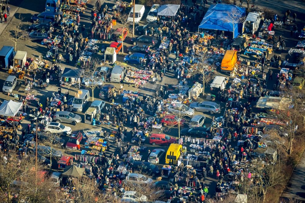 Aerial photograph Dortmund - Stalls and visitors to the flea market on Emil-Figge-Strasse in the district Hombruch in Dortmund in the state North Rhine-Westphalia