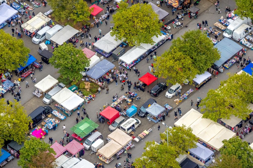 Aerial photograph Dortmund - Stalls and visitors to the flea market on Emil-Figge-Strasse in the district Hombruch in Dortmund in the state North Rhine-Westphalia