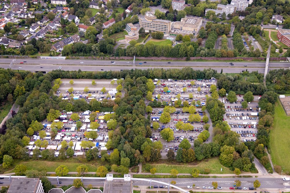 Aerial image Dortmund - Stalls and visitors to the flea market on Emil-Figge-Strasse in the district Hombruch in Dortmund in the state North Rhine-Westphalia