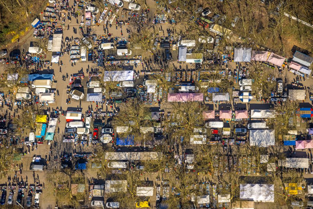 Aerial image Gelsenkirchen - Stalls and visitors to the flea market In the parking lot on street Nienhausenstrasse in Gelsenkirchen at Ruhrgebiet in the state North Rhine-Westphalia, Germany