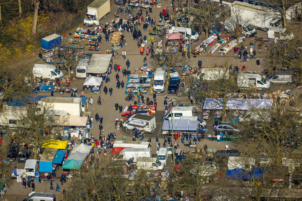 Gelsenkirchen from the bird's eye view: Stalls and visitors to the flea market In the parking lot on street Nienhausenstrasse in Gelsenkirchen at Ruhrgebiet in the state North Rhine-Westphalia, Germany