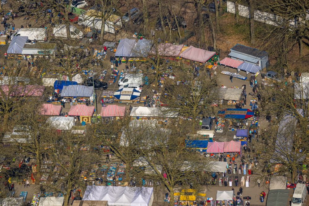 Aerial image Gelsenkirchen - Stalls and visitors to the flea market In the parking lot on street Nienhausenstrasse in Gelsenkirchen at Ruhrgebiet in the state North Rhine-Westphalia, Germany