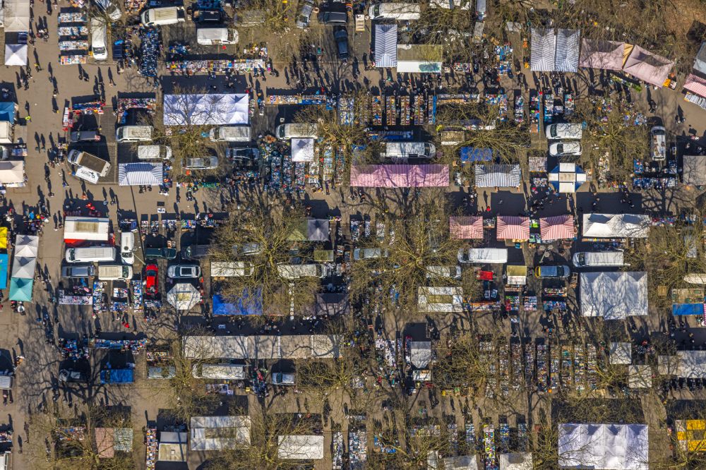 Gelsenkirchen from above - Stalls and visitors to the flea market In the parking lot on street Nienhausenstrasse in Gelsenkirchen at Ruhrgebiet in the state North Rhine-Westphalia, Germany
