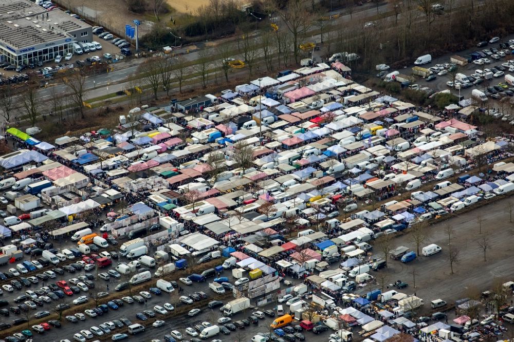Aerial image Gelsenkirchen - Stalls and visitors to the flea market Willy-Brandt-Allee in the district Gelsenkirchen-Ost in Gelsenkirchen in the state North Rhine-Westphalia