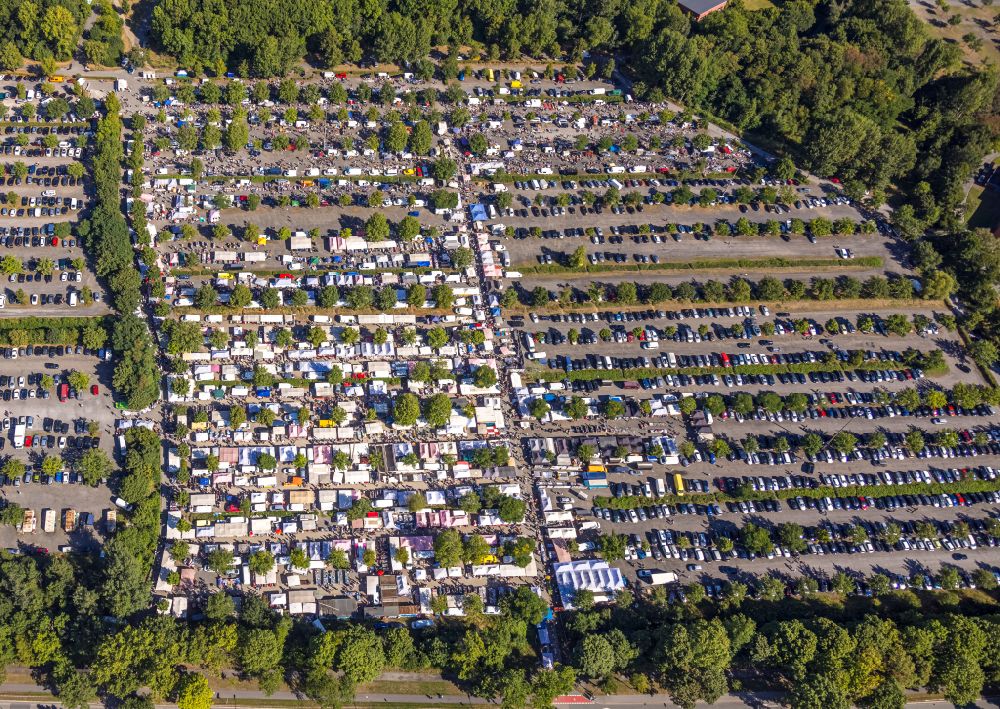 Aerial image Gelsenkirchen - Stalls and visitors to the flea market Willy-Brandt-Allee in the district Gelsenkirchen-Ost in Gelsenkirchen in the state North Rhine-Westphalia
