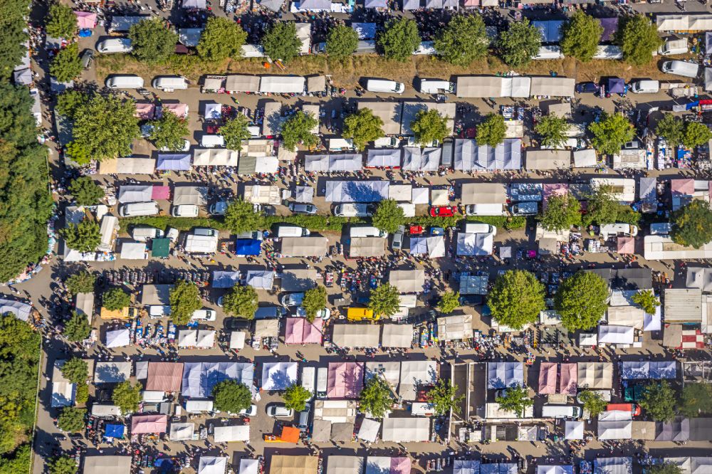 Gelsenkirchen from the bird's eye view: Stalls and visitors to the flea market Willy-Brandt-Allee in the district Gelsenkirchen-Ost in Gelsenkirchen in the state North Rhine-Westphalia