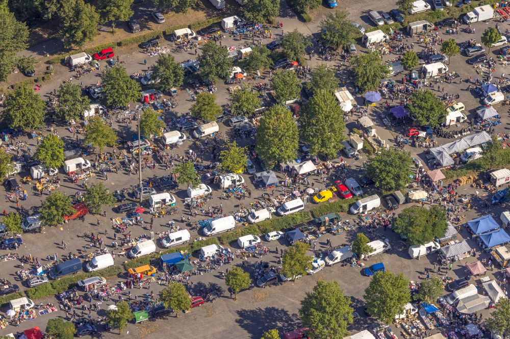 Aerial photograph Gelsenkirchen - Stalls and visitors to the flea market Willy-Brandt-Allee in the district Gelsenkirchen-Ost in Gelsenkirchen in the state North Rhine-Westphalia