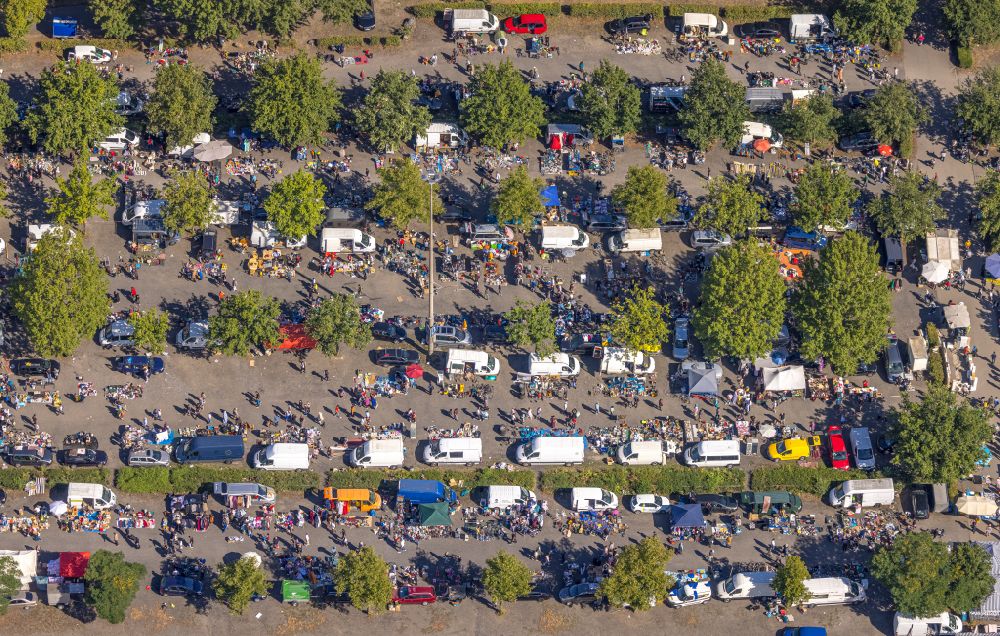 Gelsenkirchen from above - Stalls and visitors to the flea market Willy-Brandt-Allee in the district Gelsenkirchen-Ost in Gelsenkirchen in the state North Rhine-Westphalia