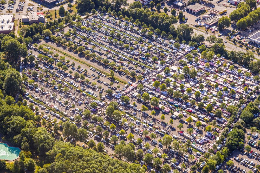 Gelsenkirchen from the bird's eye view: Stalls and visitors to the flea market Willy-Brandt-Allee in the district Gelsenkirchen-Ost in Gelsenkirchen in the state North Rhine-Westphalia