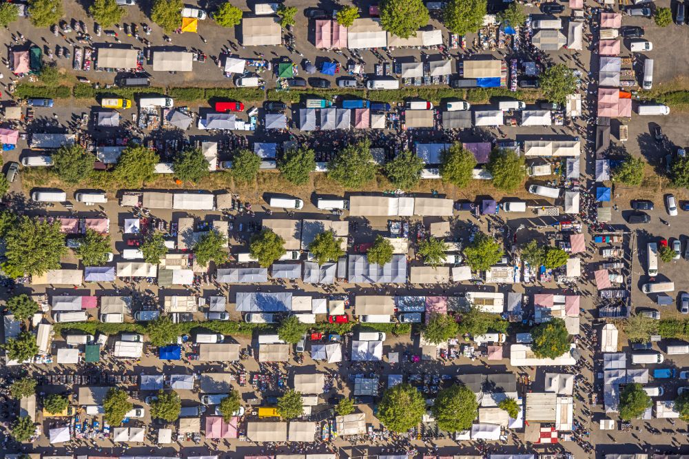 Aerial photograph Gelsenkirchen - Stalls and visitors to the flea market Willy-Brandt-Allee in the district Gelsenkirchen-Ost in Gelsenkirchen in the state North Rhine-Westphalia