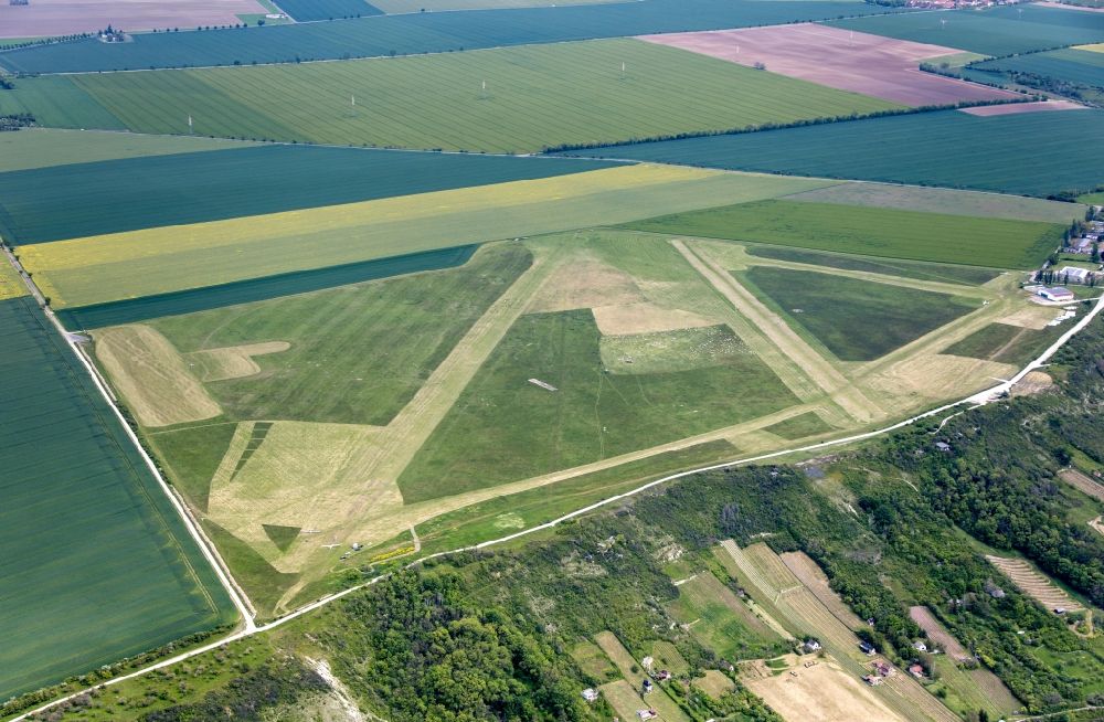 Aerial photograph Laucha an der Unstrut - View at the traffic and sports airfield Laucha in Saxony-Anhalt. Airfield operator is the city of Laucha