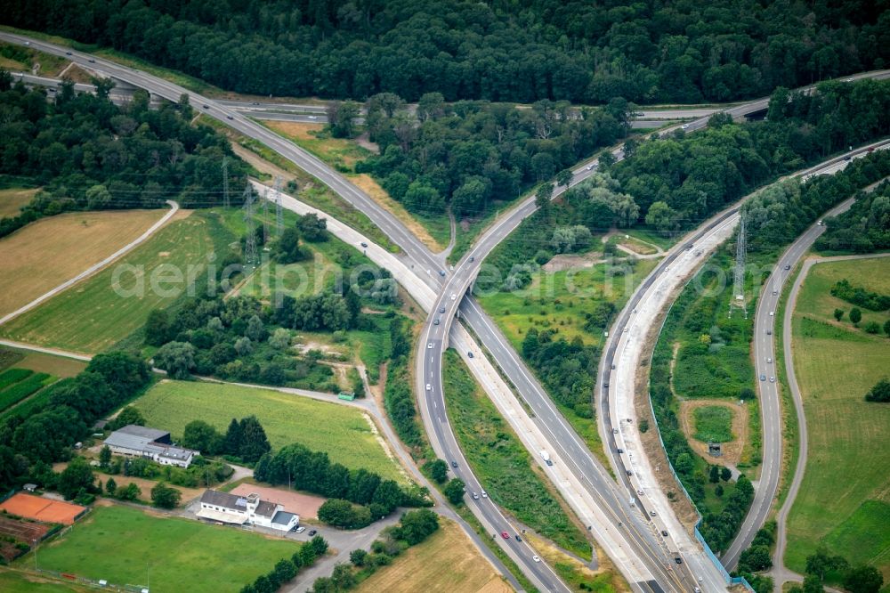 Karlsruhe from the bird's eye view: Traffic flow at the intersection- motorway A 5 /A8 bei Karlsruhe in Karlsruhe in the state Baden-Wurttemberg, Germany