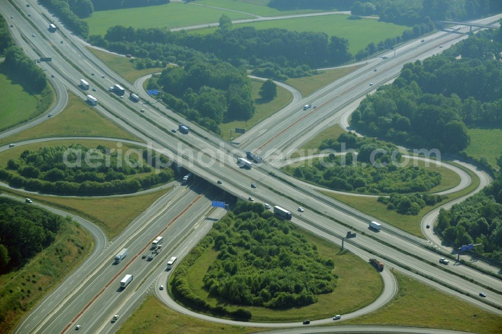 Aerial photograph Bielefeld - Traffic flow at the intersection of the motorways A2 and A33 in Bielefeld in the state of North Rhine-Westphalia. The junction is located amongst fields and forest on the urban area in the South of Bielefeld