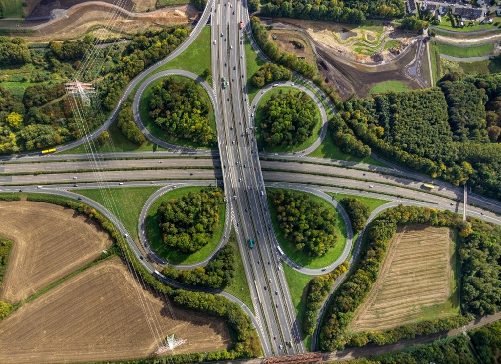 Dortmund from the bird's eye view: Traffic flow at the intersection- motorway A 45 Dortmund-Hafen in the district Rahm in Dortmund in the state North Rhine-Westphalia, Germany