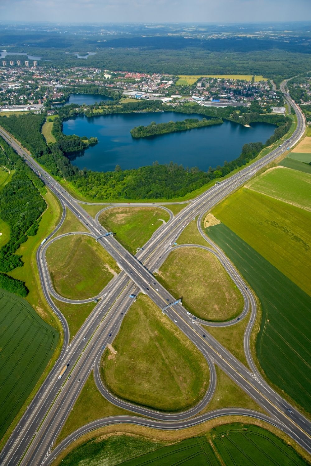 Duisburg from the bird's eye view: Traffic flow at the intersection- motorway A 59, B8 und B288 in Duisburg in the state North Rhine-Westphalia