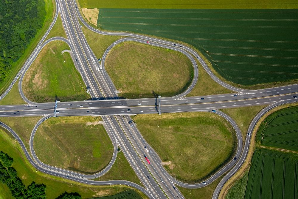 Aerial image Duisburg - Traffic flow at the intersection- motorway A 59, B8 und B288 in Duisburg in the state North Rhine-Westphalia