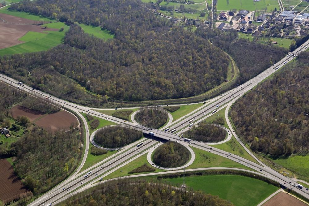 Aerial photograph Freiburg im Breisgau - Traffic flow at the intersection- motorway A 5 und B31 in Freiburg im Breisgau in the state Baden-Wuerttemberg
