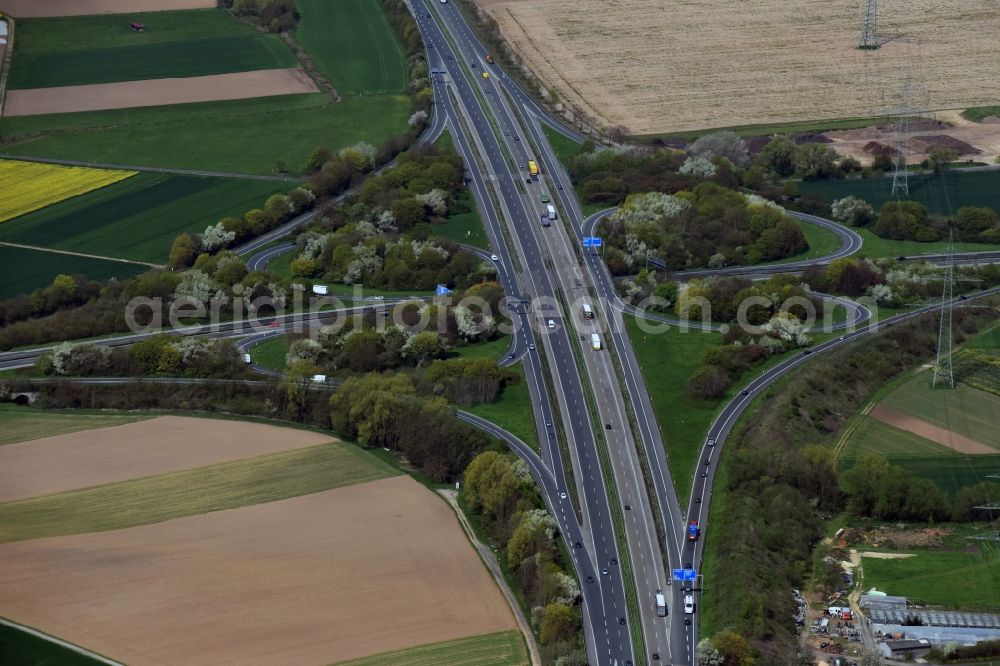 Aerial photograph Linden - Traffic flow at the intersection- motorway A 45 - A48a Giessener Suedkreuz in Linden in the state Hesse