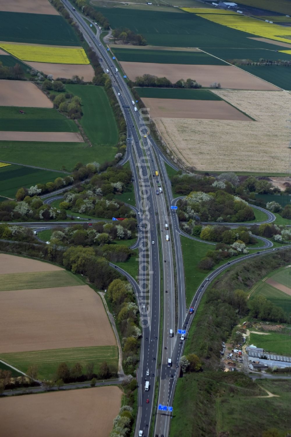 Linden from above - Traffic flow at the intersection- motorway A 45 - A48a Giessener Suedkreuz in Linden in the state Hesse