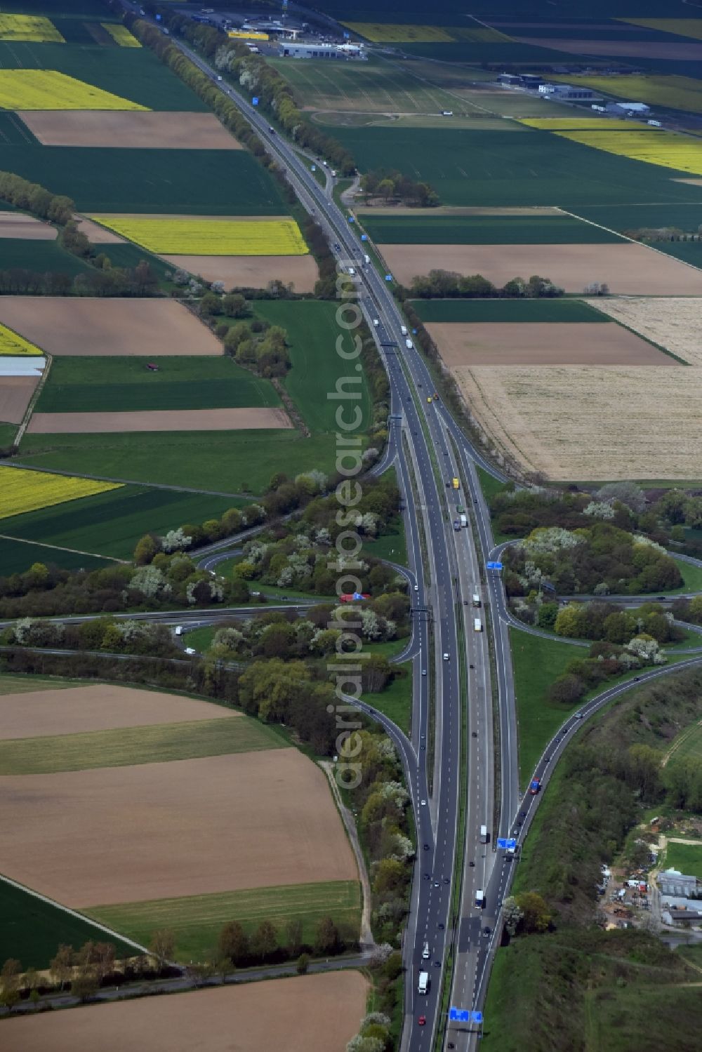 Linden from the bird's eye view: Traffic flow at the intersection- motorway A 45 - A48a Giessener Suedkreuz in Linden in the state Hesse