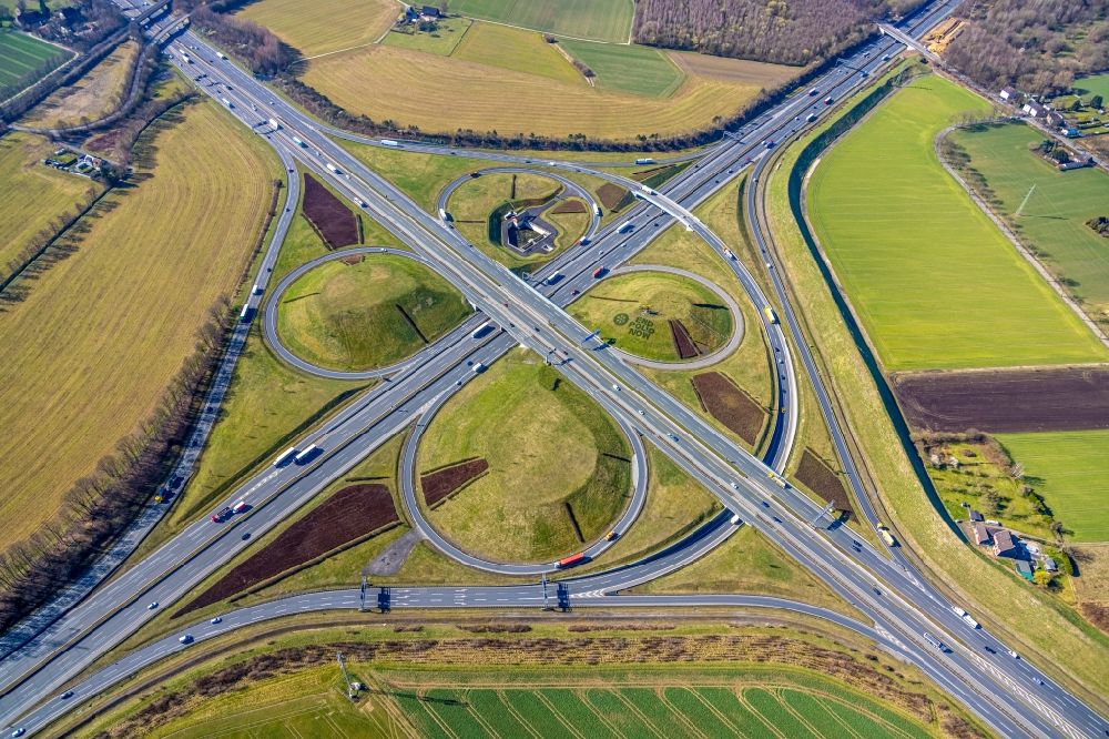 Kamen from the bird's eye view: Traffic flow at the intersection- motorway A 1 A2 Kamener Kreuz in Kamen in the state North Rhine-Westphalia, Germany