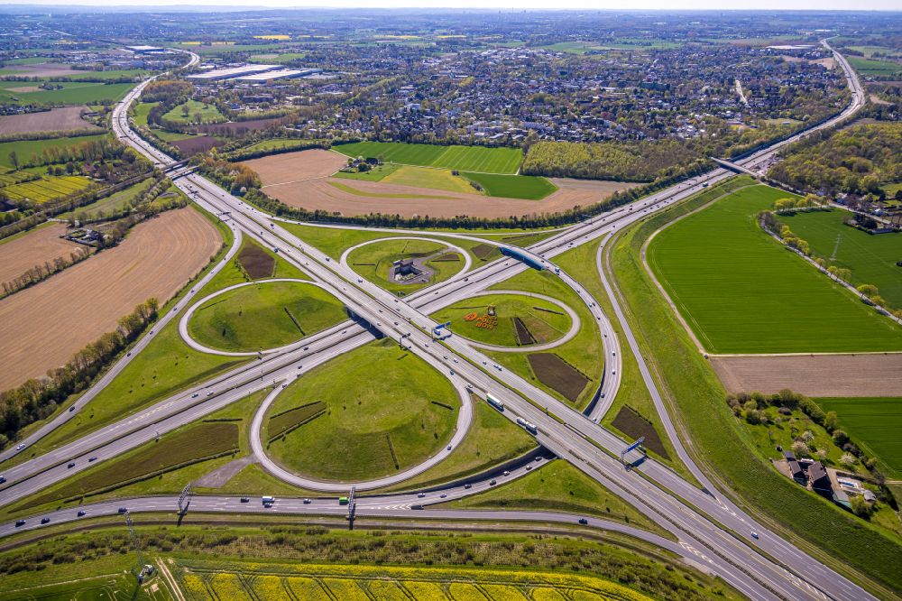 Kamen from above - Traffic flow at the intersection- motorway A 1 A2 Kamener Kreuz in Kamen in the state North Rhine-Westphalia, Germany