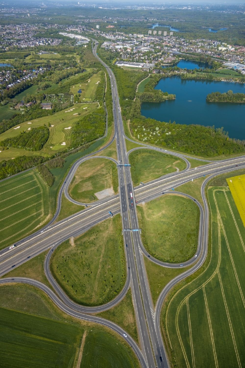 Duisburg from the bird's eye view: Traffic flow at the intersection- motorway A 59 - 524 in the district Rahm in Duisburg in the state North Rhine-Westphalia, Germany