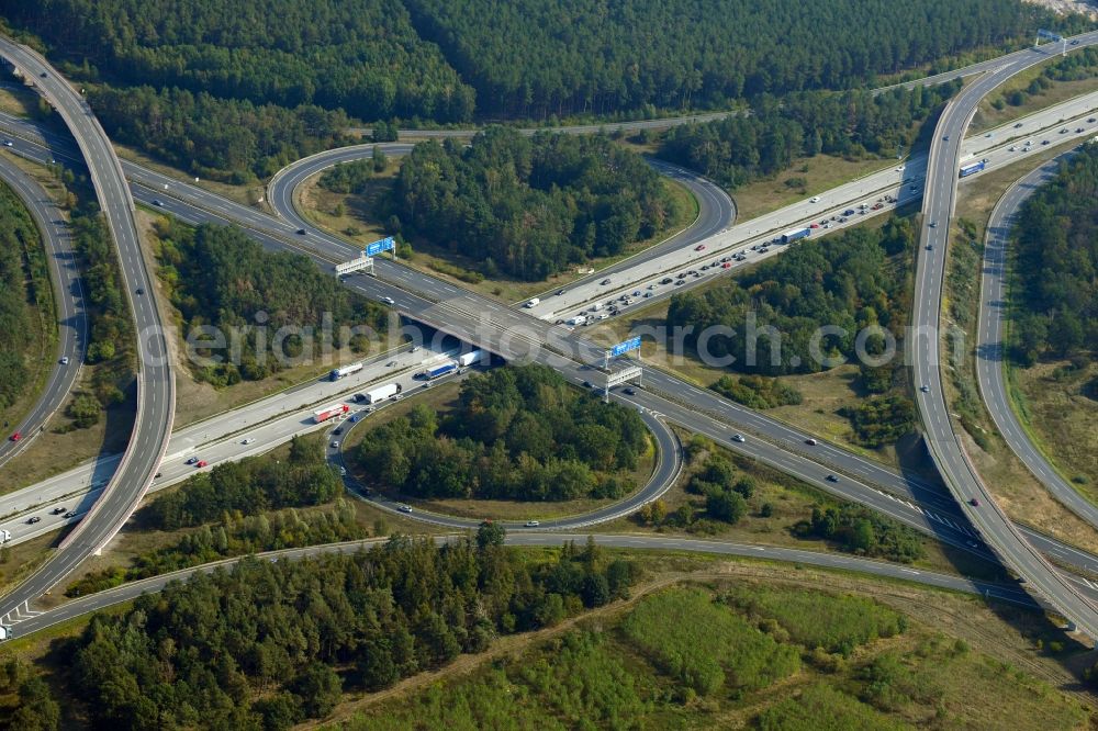 Aerial photograph Schönefeld - Traffic flow at the intersection- motorway A 10 - E36 Schoenefelder Kreuz in Schoenefeld in the state Brandenburg