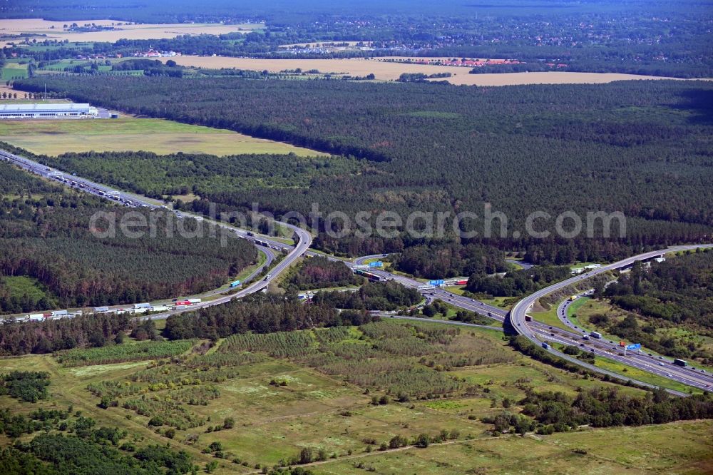 Aerial photograph Schönefeld - Traffic flow at the intersection- motorway A 10 - E36 Schoenefelder Kreuz in Schoenefeld in the state Brandenburg