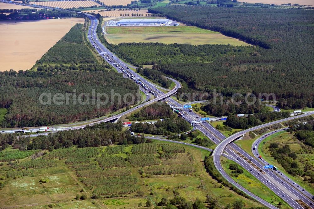 Schönefeld from the bird's eye view: Traffic flow at the intersection- motorway A 10 - E36 Schoenefelder Kreuz in Schoenefeld in the state Brandenburg