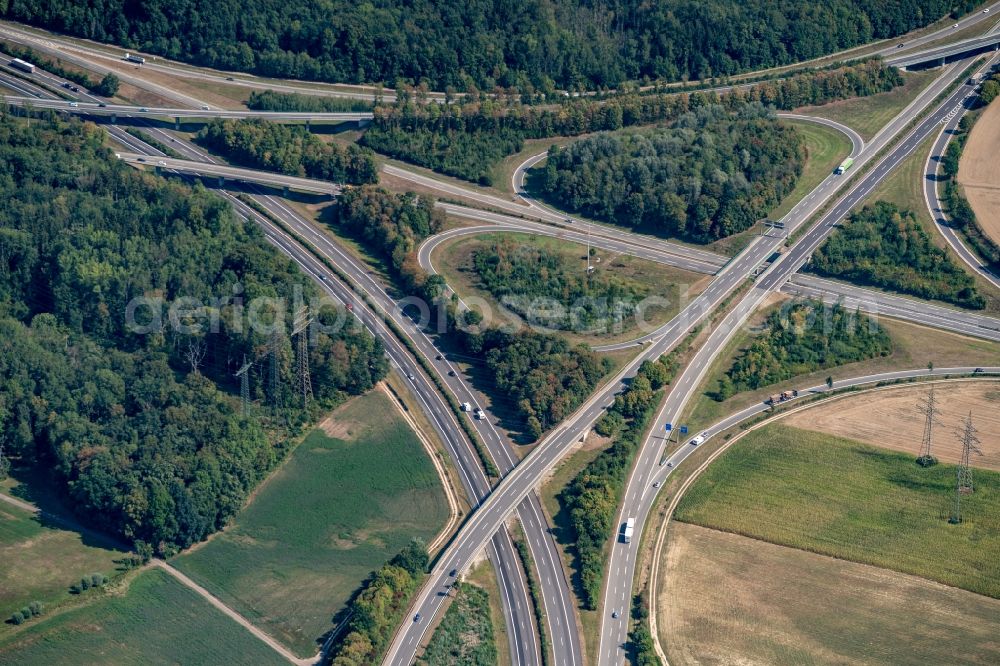 Aerial photograph Singen (Hohentwiel) - Traffic flow at the intersection- motorway A 81 / A98 Singen in Singen (Hohentwiel) in the state Baden-Wurttemberg, Germany