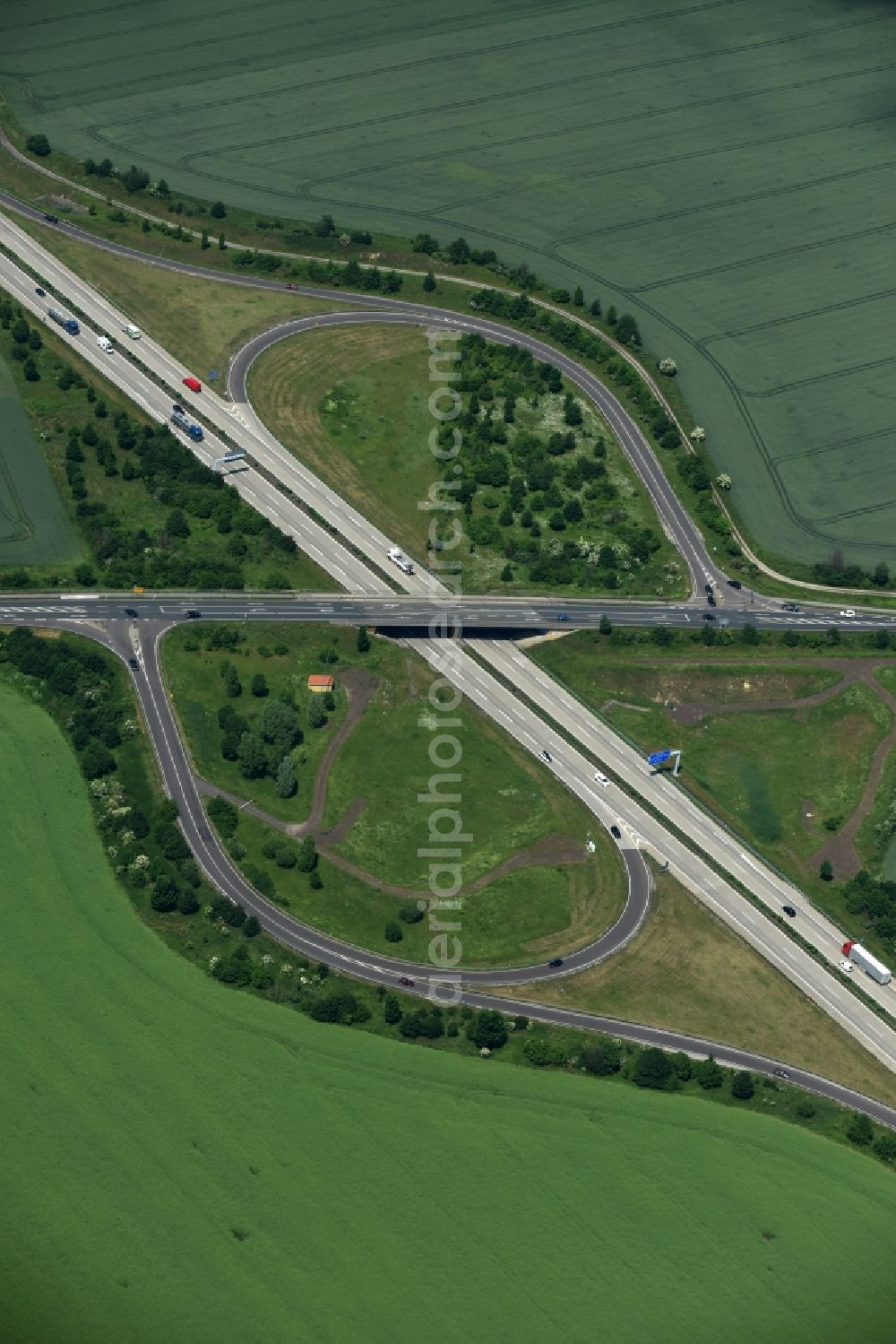 Bördeland from the bird's eye view: Traffic flow at the intersection- motorway of the B246a and the A 14 near Welsleben in Boerdeland in the state Saxony-Anhalt
