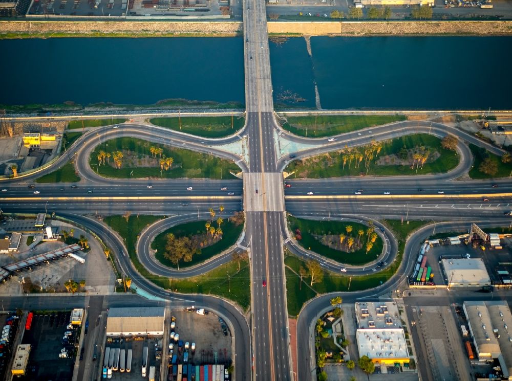 Aerial photograph Long Beach - Motorway clover leaf interchange of Interstate 710 and Pacific Coast Highway in Long Beach in California, USA