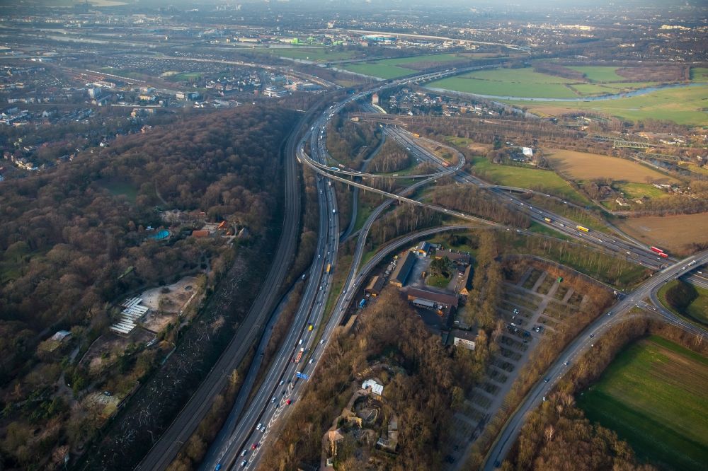 Aerial image Duisburg - Traffic flow at the intersection Kaiserberg of the motorways A 3 and A40 in autumnal Duisburg in the state of North Rhine-Westphalia