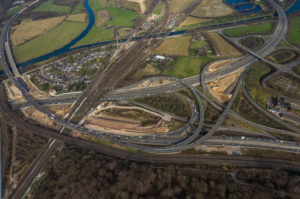Aerial photograph Duisburg - Traffic flow at the intersection Kaiserberg of the motorways A 3 and A40 in autumnal Duisburg in the state of North Rhine-Westphalia